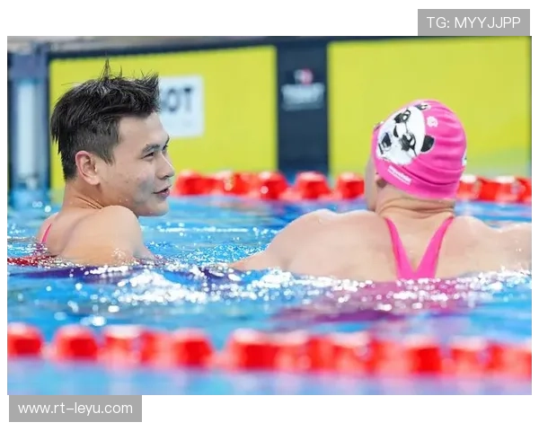 蹼泳决赛后中韩运动员张思骞与申明俊相视而笑紧紧握手